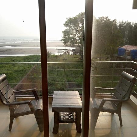 Whistling Waves Beach Resort Ānjarle Extérieur photo