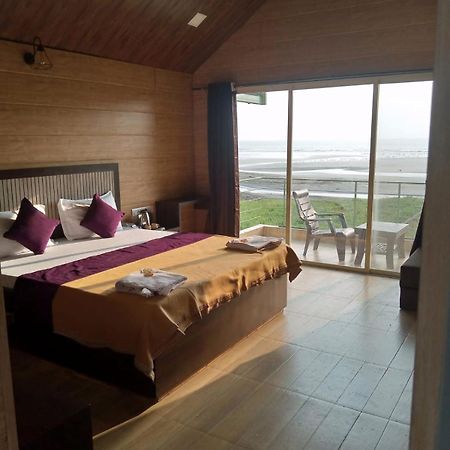 Whistling Waves Beach Resort Ānjarle Extérieur photo