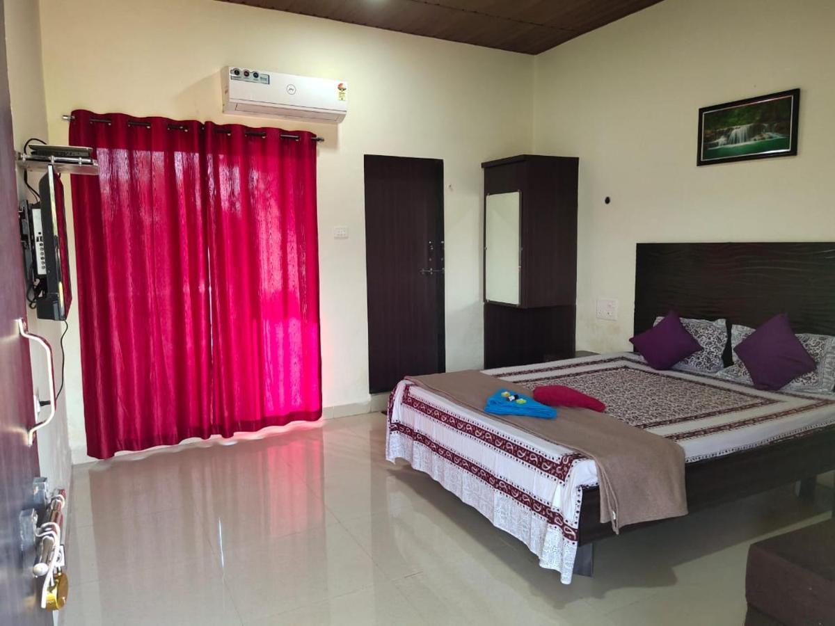 Whistling Waves Beach Resort Ānjarle Extérieur photo