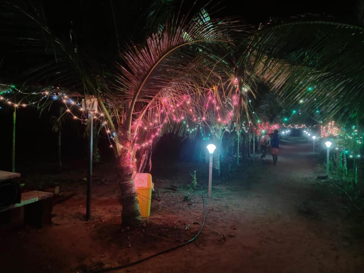 Whistling Waves Beach Resort Ānjarle Extérieur photo