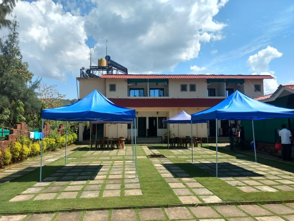 Whistling Waves Beach Resort Ānjarle Extérieur photo