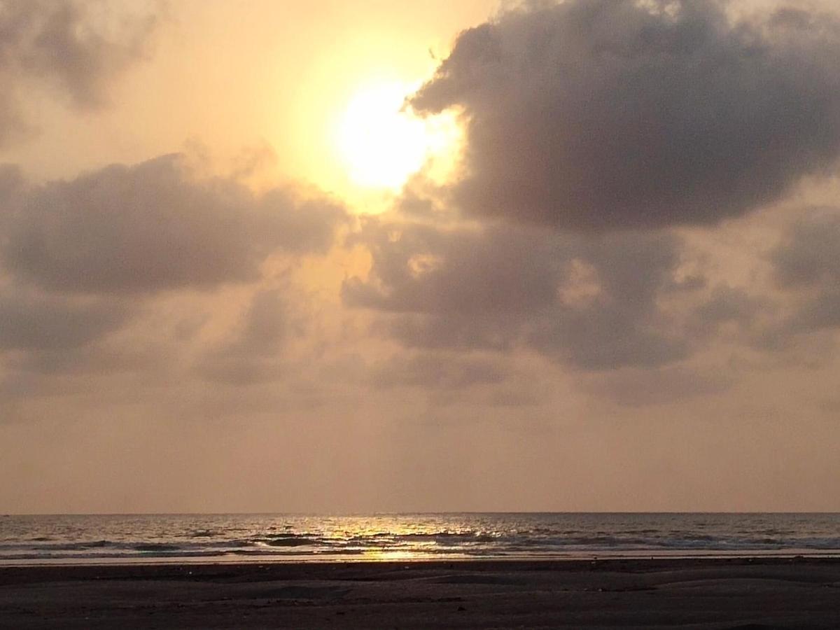 Whistling Waves Beach Resort Ānjarle Extérieur photo